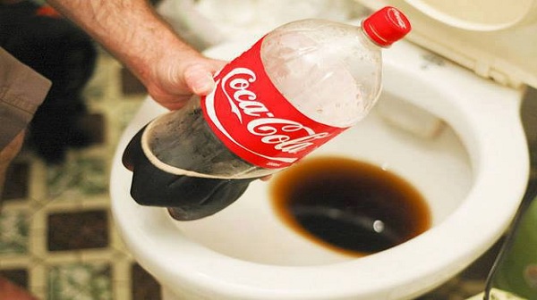 Thông tắc bồn cầu với coca cola