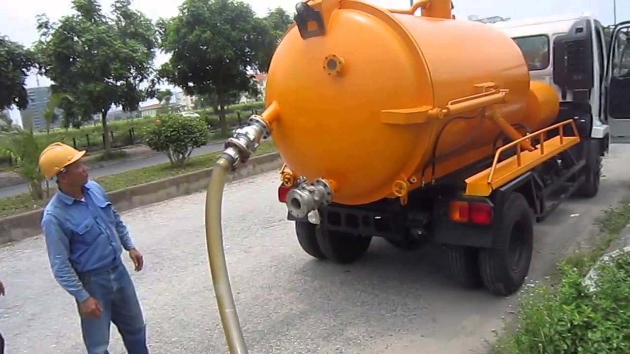 Xe chuyên dụng sử dụng trong hút bể phốt tại Kim Bảng - Hà Nam
