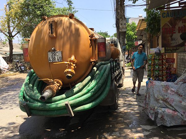 Xe chuyện dụng phục vụ trong hút bể phốt tại thành phố Nam Định